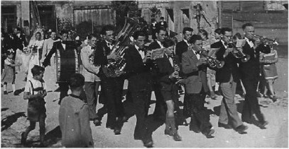 Hochzeitszug von Albina und Leo Burth im Jahre 1949